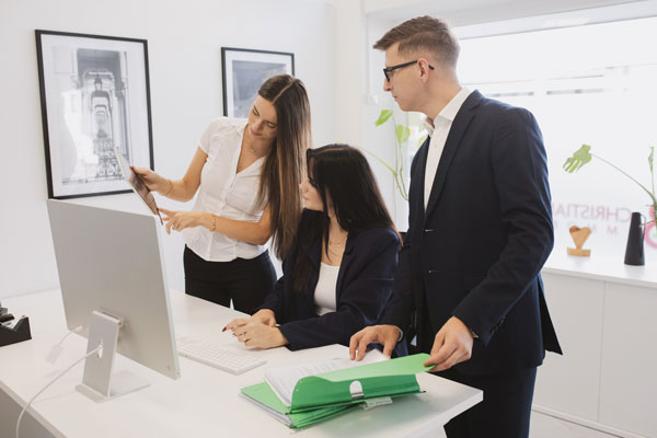 Das Team von Immobilien Christian Borch bespricht Unterlagen im Büro