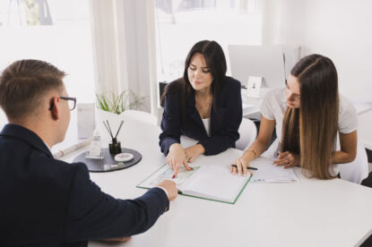 Das Team von Immobilien Christian Borch bespricht Grundrisse am Schreibtisch