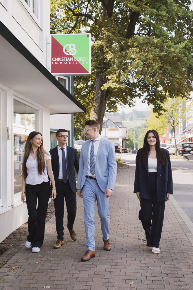 Das Team von Immobilien Christian Borch draußen vor dem Maklerbüro