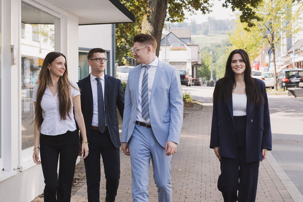 Das Team von Immobilien Christian Borch draußen vor dem Maklerbüro