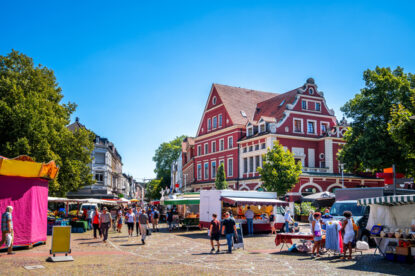 Belebter Marktplatz in Bergisch Gladbach: Immobilienmakler Bergisch Gladbach